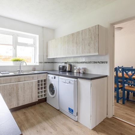 The Conifers Large Detached Home With Off Street Parking Witney Kültér fotó