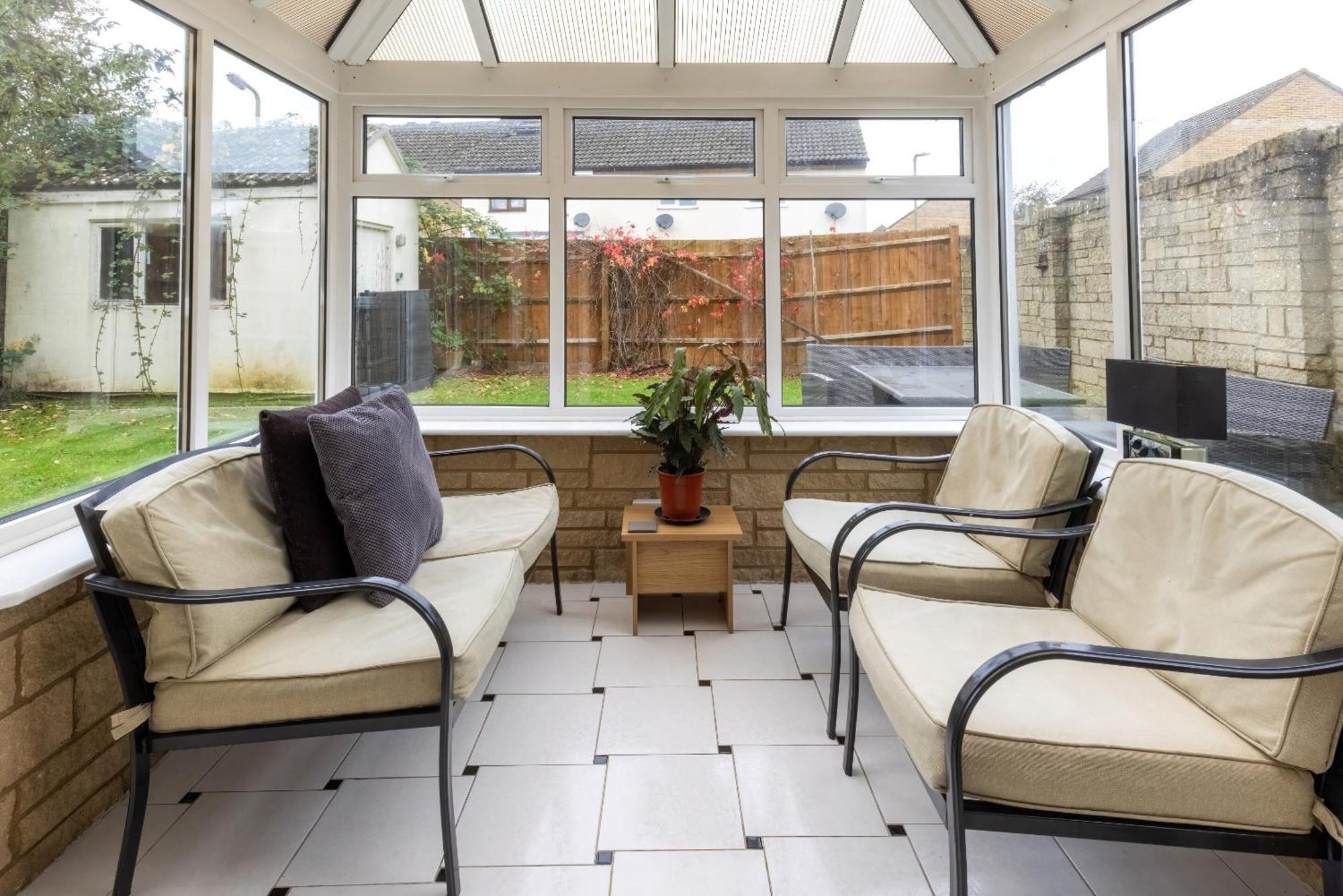The Conifers Large Detached Home With Off Street Parking Witney Kültér fotó