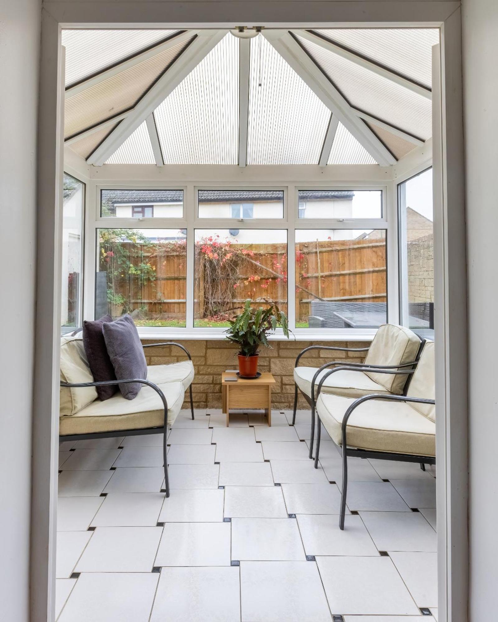 The Conifers Large Detached Home With Off Street Parking Witney Kültér fotó
