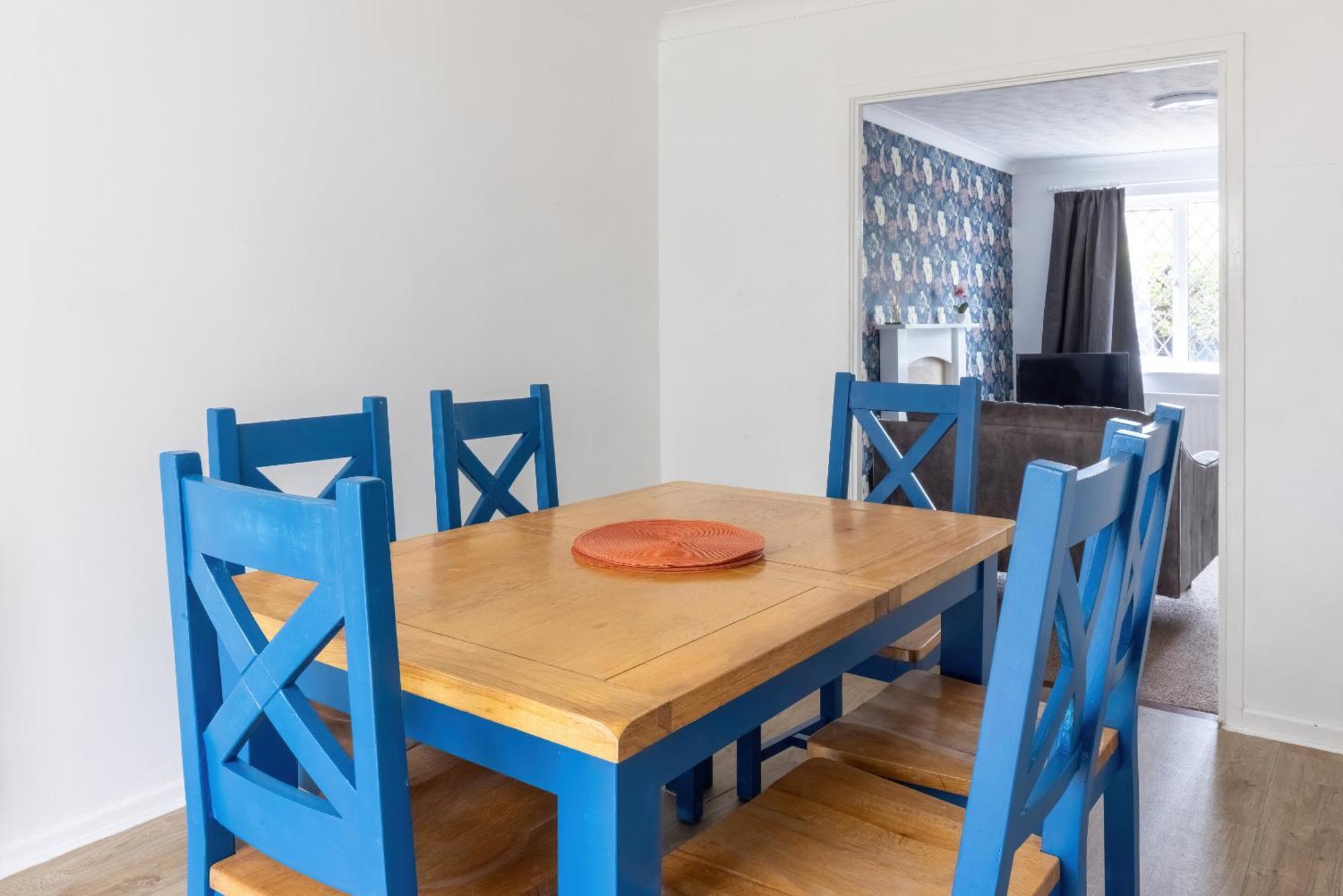 The Conifers Large Detached Home With Off Street Parking Witney Kültér fotó