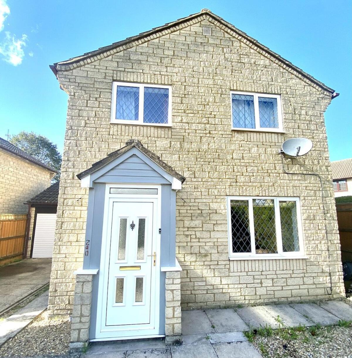The Conifers Large Detached Home With Off Street Parking Witney Szoba fotó