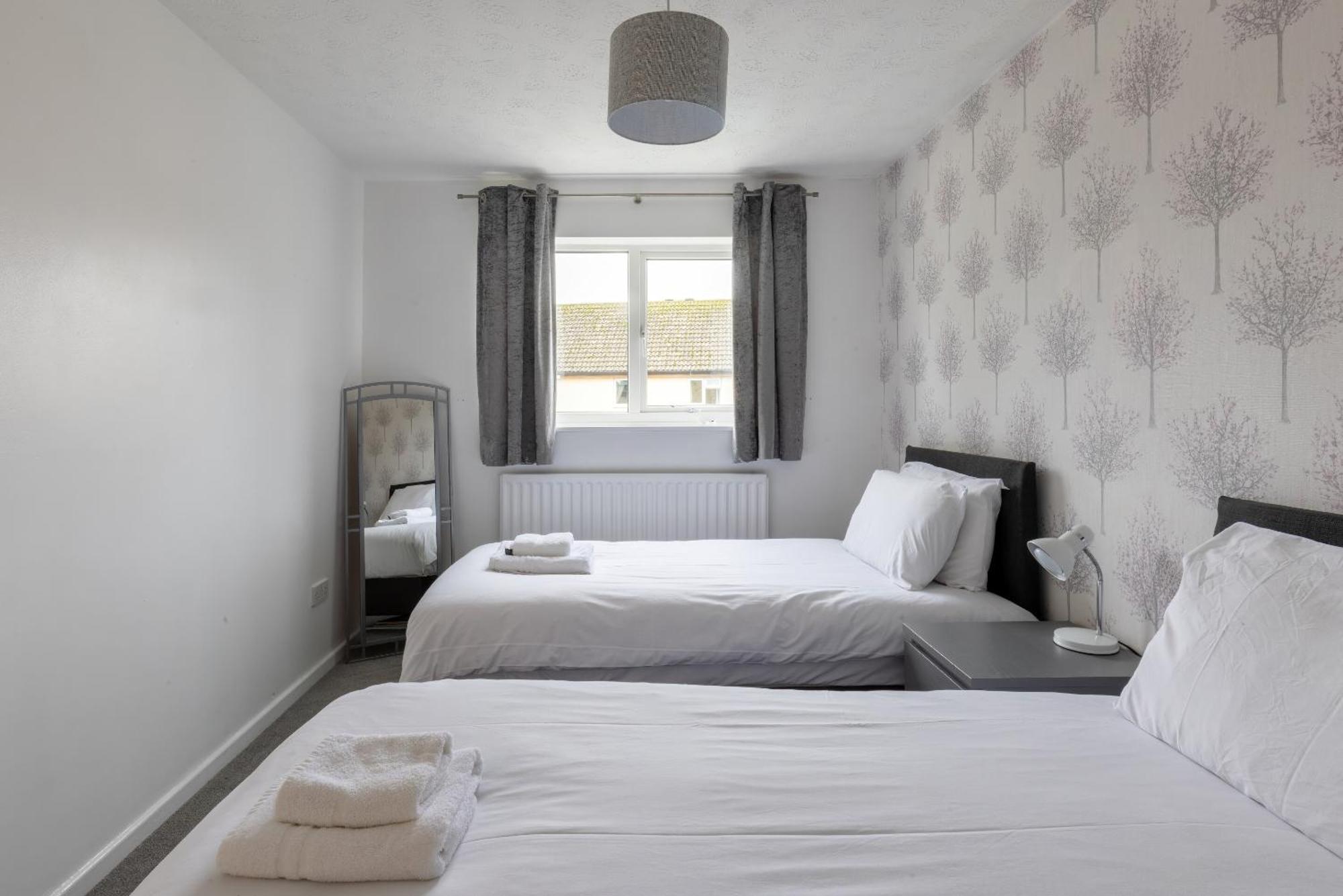 The Conifers Large Detached Home With Off Street Parking Witney Kültér fotó